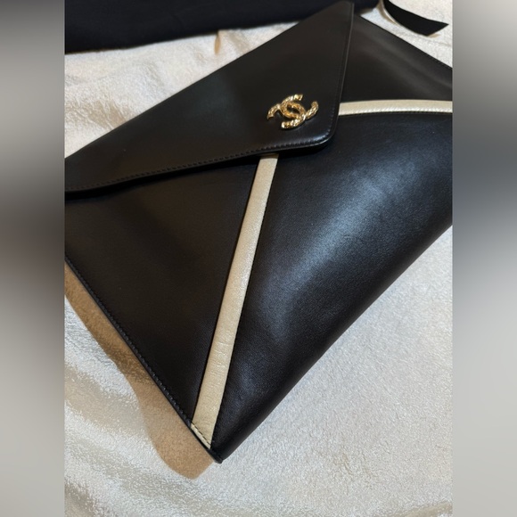 •••SOLD•••Chanel Black Lambskin Cocomail Envelope Clutch - Picture 5 of 16